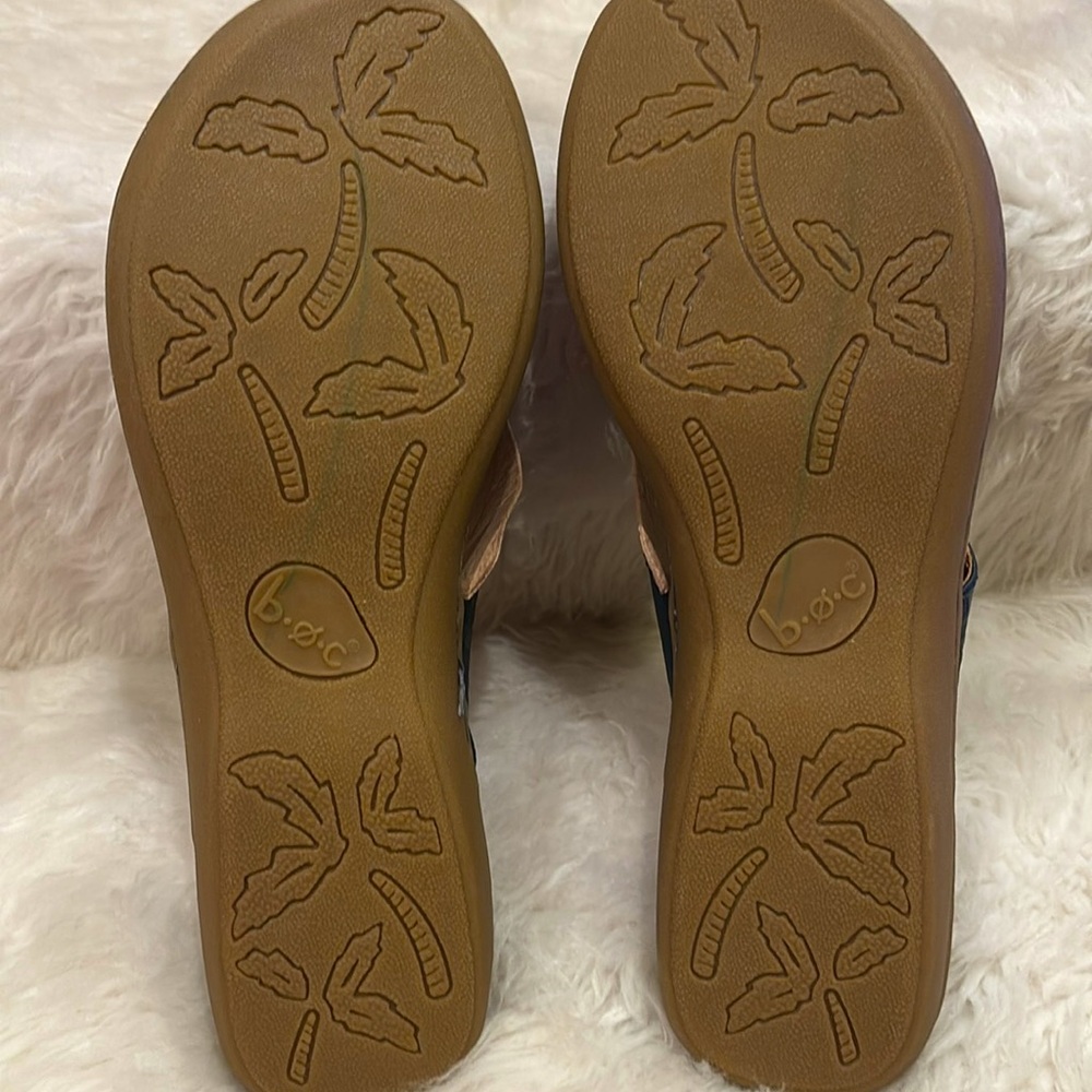 BOC Leather Navy and Tan Floral Embossed Flip Flops NWOT - Picture 5 of 5